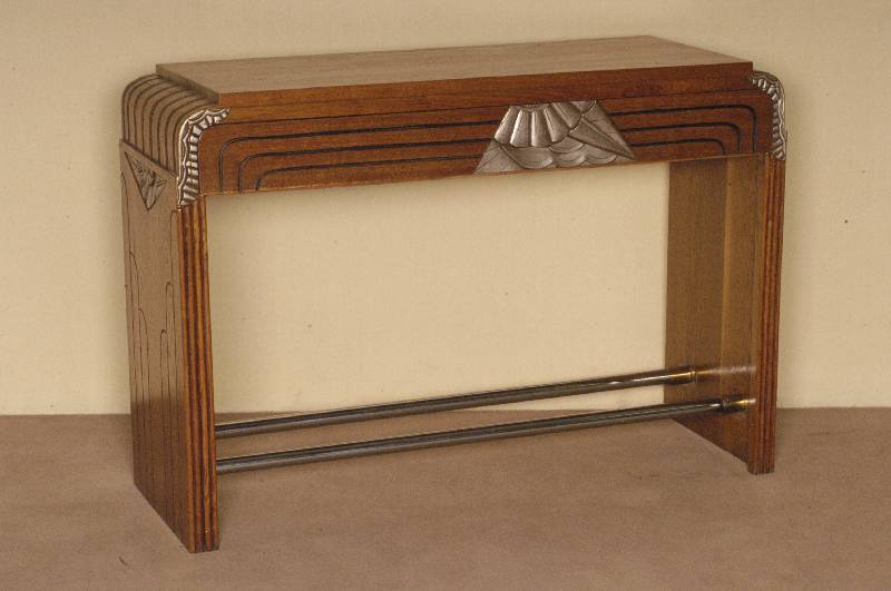 ArtDeco-Schreibtisch, Frankreich, um 1920, zwei Chromstangen, eine eingelassene gerÄumige Schublade, floral abstrakte sowie geometrische Reliefs in ...