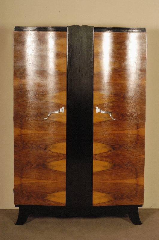 ArtDeco-Schrank, Frankreich, um 1925, zweitÜrig, kaukasischer Nußbaum in gespiegeltem Bild furniert, zum Teil schwarz abgesetzt, TÜren in ...