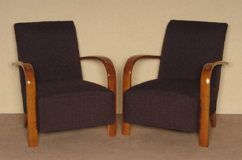 Paar ArtDeco-Sessel, Frankreich, um 1930, Lehnen und FÜße massiv, Armlehnen elegant geschwungen, Polsterwerk in handwerklich traditioneller Art ...