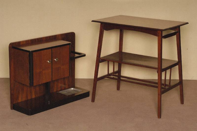 kleiner ArtDeco-Flurschrank, Frankreich/Paris, um 1920, Nußbaum in gespiegeltem Bild furniert und teilweise ebonisiert, zweitÜrig, integrierter ...
