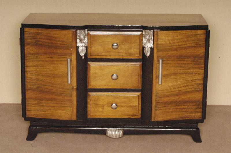 ArtDeco-Sideboard, Frankreich, um 1920, Nußbaum massiv und gespiegelt furniert, zum Teil schwarz abgesetzt, zwei TÜren, diese geschwungen ...