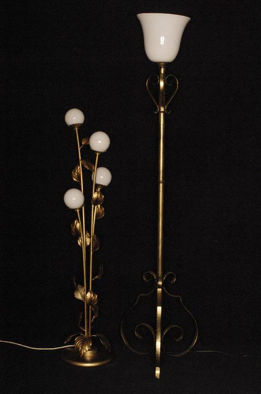 Stehlampe, Frankreich, um 1920, Eisenmontur goldfarben gefaßt, weißer Opalglasschirm, wohnfertiger Zustand, Elektrifizierung erneuert, nicht VDE ...