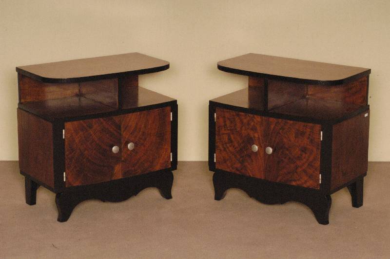 Paar ArtDeco-BeistellschrÄnke, Frankreich, um 1920, zweitÜrig kaukasisch Nußbaum gespiegelt furniert, vornehmlich Wurzelholz, zum Teil schwarz ...
