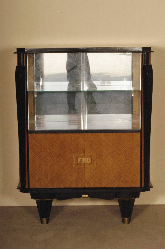 ArtDeco-Barschrank bzw. -Vitrine, Frankreich/Paris, um 1935, Riopalisander in gespiegeltem Bild furniert und teilweise ebonisiert, filigrane ...