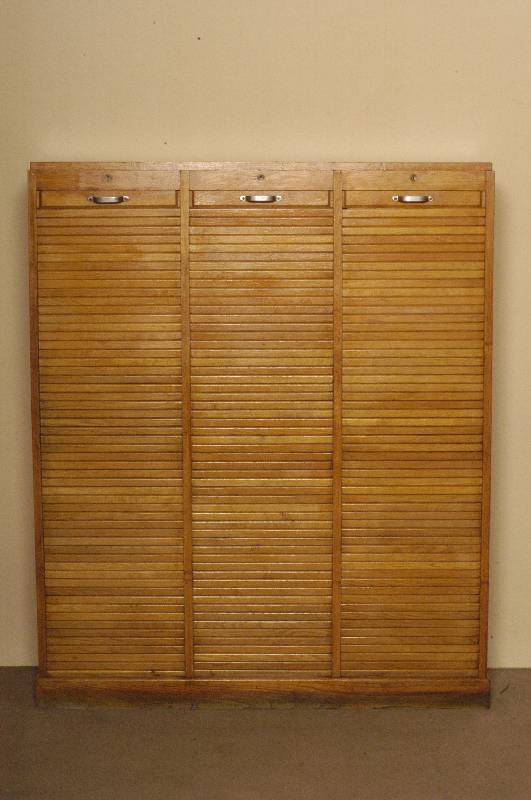 Rollschrank, Frankreich, um 1920, drei abschließbare Rollselektionen mit einer Vielzahl von EinlegebÖden, in dieser Form selten, wohnfertiger ...