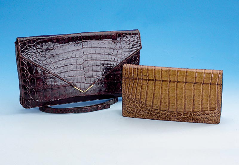 Konvolut 2 Handtaschen, Alligator, 1 x dunkelbraun, Innentasche mit Reißver- schluß, Trageriemen abnehmbar, ca. 32 x 18 cm, 1 x hellbraun, ca. ...