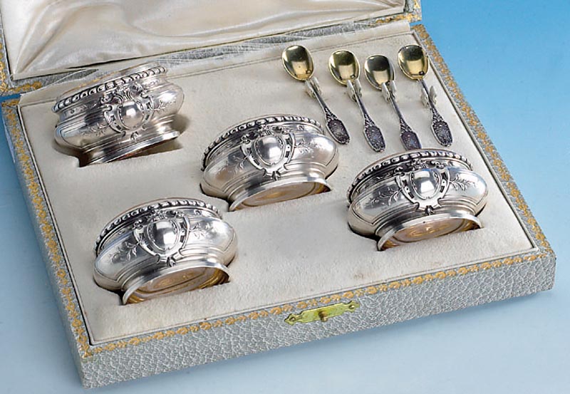 4 SalzschÄlchen mit Orig. LÖffeln, Frankreich 1895/1900, 950er Silber, Jugendstil mit klass. Strich und barockem Einschlag, teil- verg., im ...