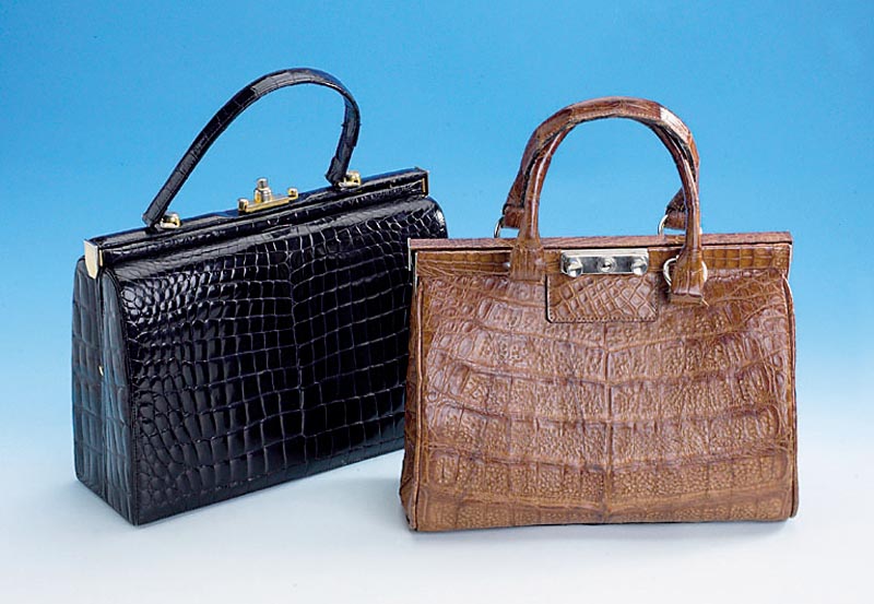 Konvolut 2 Krokodilledertaschen, 1 x braun, Alligatorleder (Seitenpartien), Inneinrichtung: 1 großes Fach und 2 kleine, Maße ca. 31 x 23 x 11 ...
