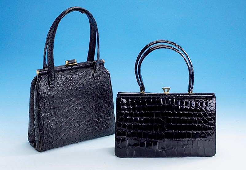 Konvolut 2 Taschen, 1 x Straußenleder schwarz, Inneneinrichtung mit grauem Wild- leder ausgeschlagen, 1 großes Fach und 3 kleinere (eins davon ...