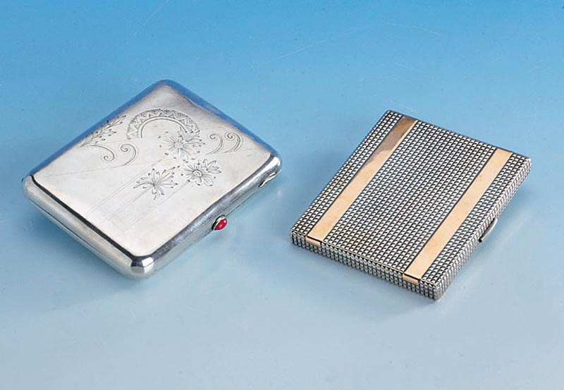 Zigarettenetui, Sowjetunion um 1925, 875er Silber, schwere Ausf., graviert, Korallencabochon als DrÜcker, leichte Gebr.-Spuren,