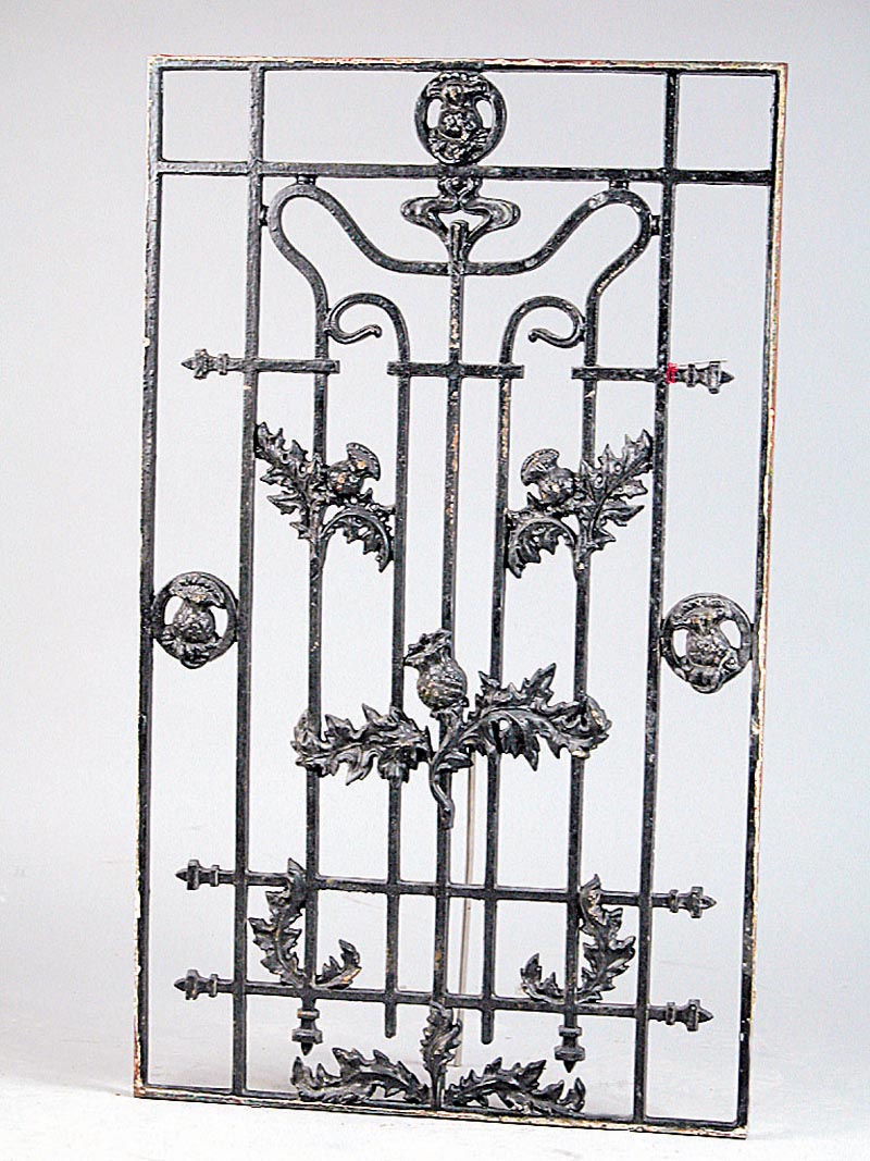 Ziergitter, Frankreich, um 1900, Gusseisen, Disteldekor, ca. 98x59 cm, Reste schwarzer Fassung, l. Alterssch.