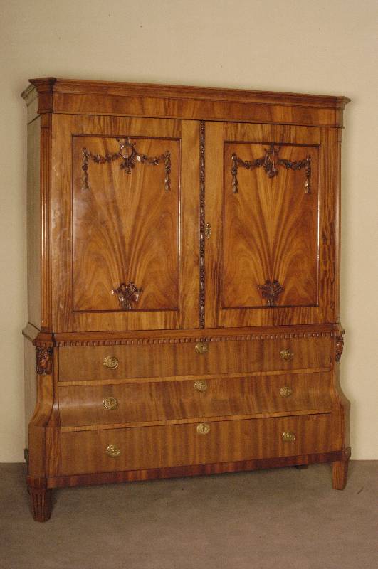 Kabinettschrank, Holland, um 1780, Louis XVI, Korpus Eiche, Mahagonifurnier, zum Teil gespiegelt, auf Spitzbeinen, gerillt, 3 Schubladen, davon ...