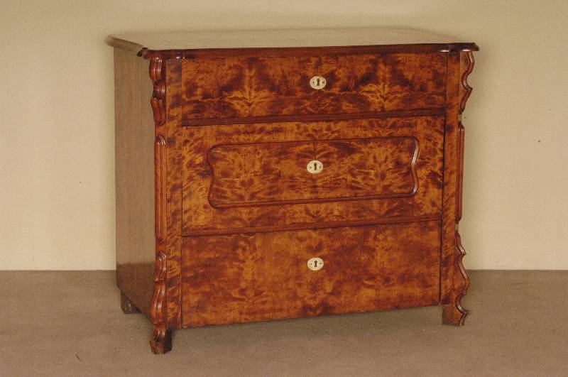 Kommode, deutsch, um 1870, Louis Philippe, Korpus Weichholz, Birkefurnier geflammt, abgeschrÄgte Ecken, mit Leistenverzierung, FÜße ...
