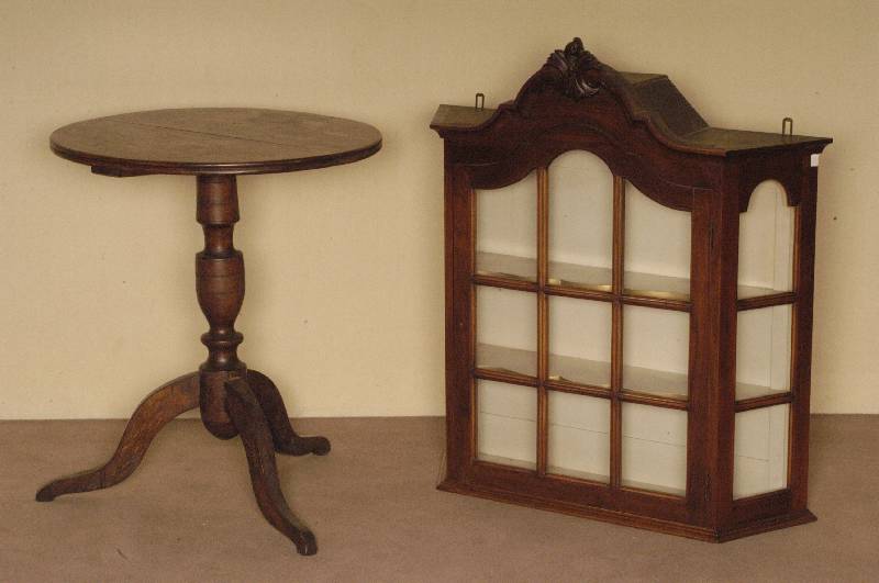 HÄngevitrine, Holland, um 1920, Korpus Weichholz, z.T. Tischlerplatte, Nußbaumfurnier, 3-fach geschwungener Kopf, 1-tÜrig, verglast und ...