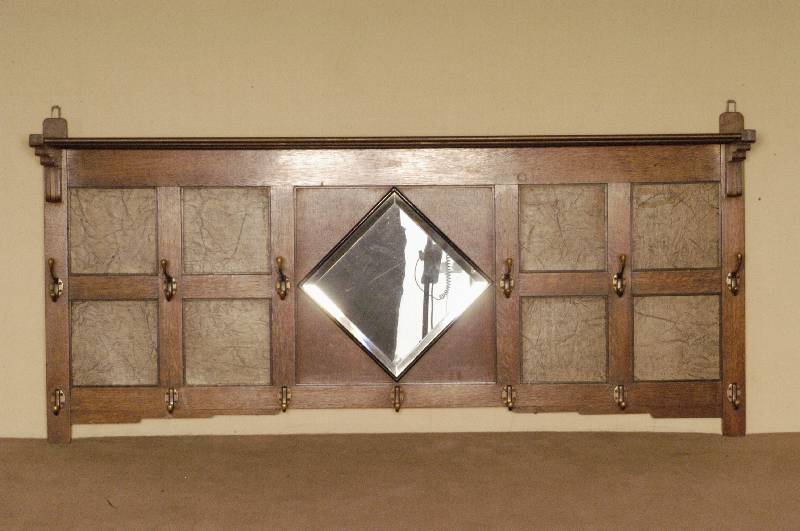 Wandgarderobe, deutsch, um 1900, Eiche massiv, Inlets mit Leder bezogen, original Haken aus Messing, in der Mitte Spiegel mit Facettschliff, ...