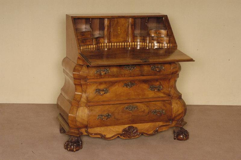 BarockstilsekretÄr, Holland, um 1950, Korpus Weichholz/Hartholz, Wurzelnußfurnier, z.T. gespiegelt, schÖnes Furnierbild, Kanten abgeflacht, ...