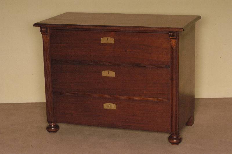 Kommode, deutsch, um 1900, Nußbaumfurnier, auf KugelfÜßen, Lisenen gerillt, auslaufend in Veluten, 3-schÜbig, MÖbel restauriert und gewachst, ...