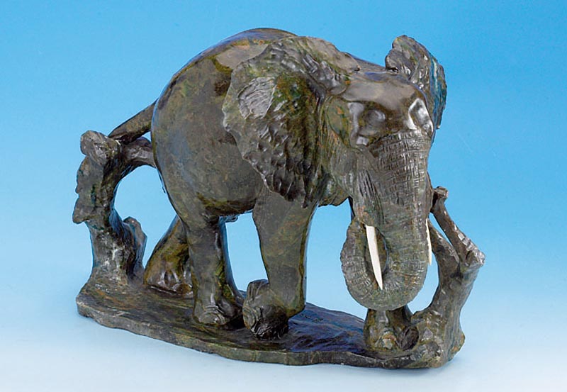 Skulptur aus Verdith "Elefant in Land- schaft", vollplastische Darstellung eines Elefanten mit Ästen, naturalistische Dar- stellung, ...