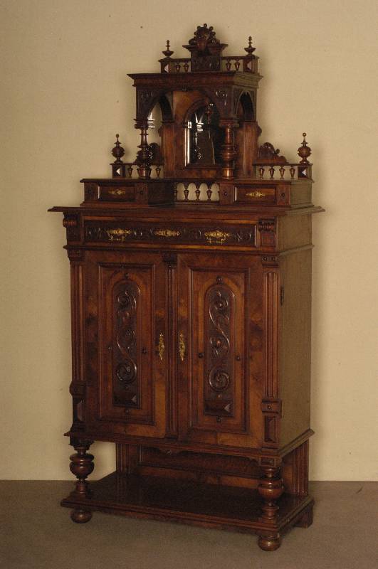 KabinettschrÄnkchen, deutsch, um 1880, GrÜnderzeit, Korpus Weichholz, Nußbaumfurnier, z. T. Wurzelnußfurnier, auf KugelfÜßen, offene Ablage, ...