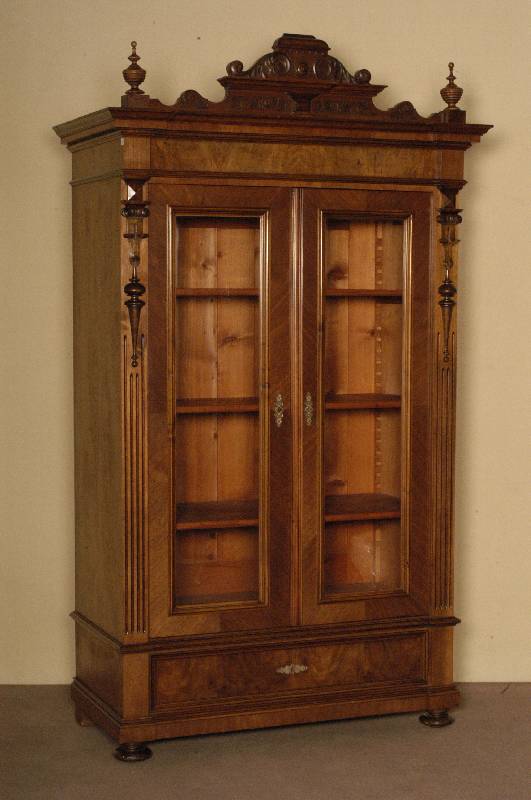 Schrank, deutsch, um 1870, GrÜnderzeit, Korpus Weichholz, Nußbaumfurnier, auf KugelfÜßen, 1 Schublade, Lisenen gerillt, in Veluten auslaufend, ...