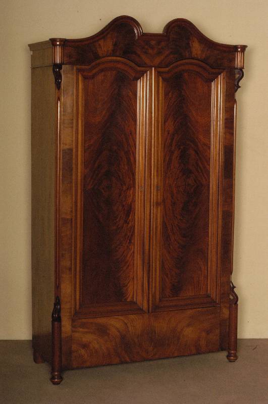 Schrank, deutsch/wohl Berlin, um 1870, Korpus Weichholz, Mahagonifurnier, FÜllungen mit schÖnem Pyramidenmahagonifurnier, Ecken abgeschrÄgt, ...