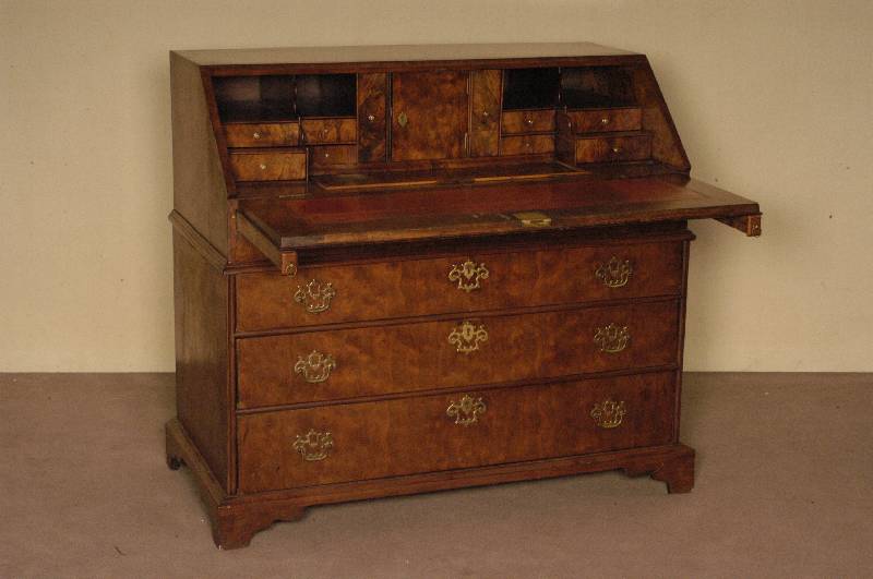 SekretÄr, England, um 1780, Korpus Eiche massiv, Innenleben getreppt, aufgelegt mit gemasertem Nußbaumfurnier, BracketfÜße, 3-schÜbig, ...