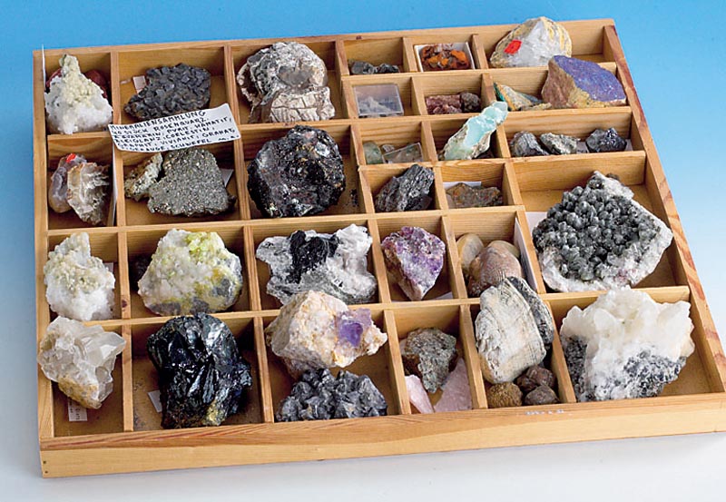 Mineraliensammlung im Schaukasten, ca. 95 StÜck versch. Mineralien, darunter: Rosen- quarz, Aquamarin, Chrysopras, Turmalin uvm., verteilt auf 2 ...