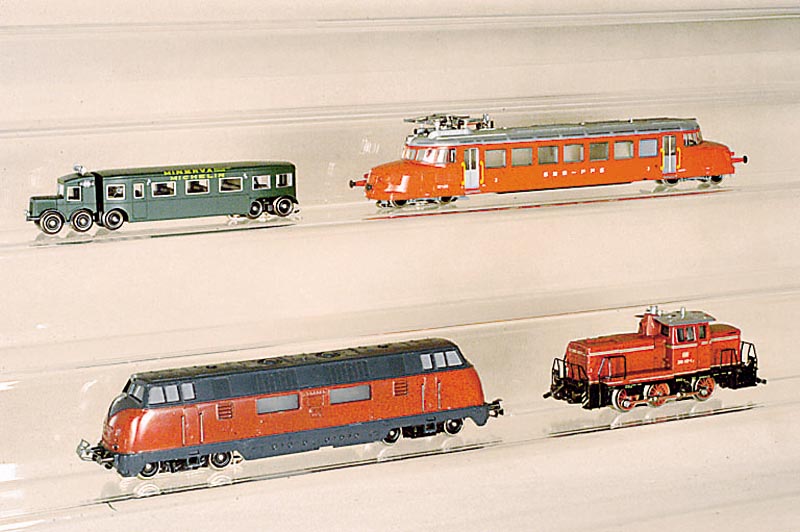 2 Dieselloks, MÄrklin, 60er/70er Jahre, Nr. 3064, diese im orig. Karton und Nr. 3021 V 200 060, beide l. bespielt, Fkt. nicht geprÜft (unten)