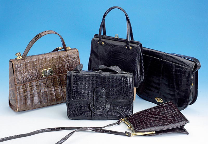 Konvolut 5 Krokotaschen, 3 x schwarz, 2 x braun, ab 70er Jahre, versch. Modelle, starke Tragesp. bzw. besch., div. GrÖßen, reichhaltig, ca. 21 ...
