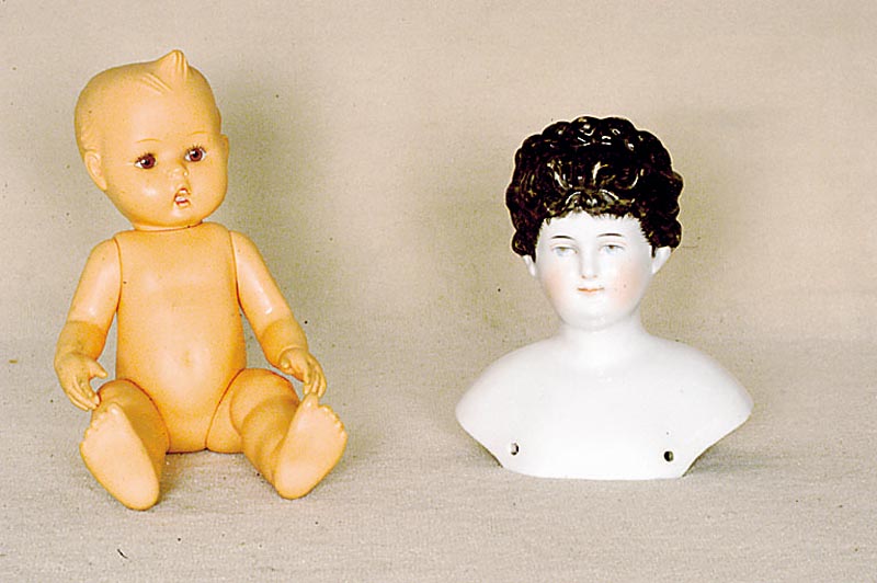 Brustplattenkopf, Porzellan, um 1860, modellierte Haare, schÖne Bemalung, altersbed. sehr guter Zustand, H. ca. 15 cm, selten