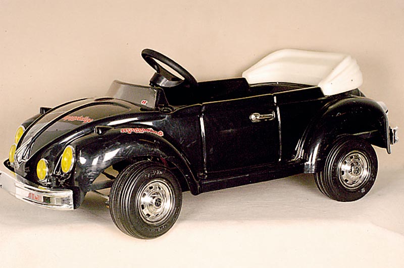 Modell eines KÄfer Cabrios, Italien, um 1980, Kunststoff mit Glasfaser, mit Elektromotor, intakt, Spiegel fehlt, ca. 34 x 89 x 42 cm, mit ...