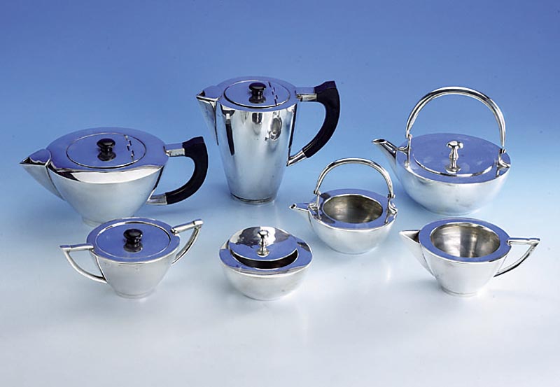 7-teiliges Kaffee- bzw. Teeservice, wohl deutsch um 60er/70er Jahre, im Art-Deco-Stil, Metall verchromt, best. aus: 4 Kannen, 2 MilchkÄnnchen ...