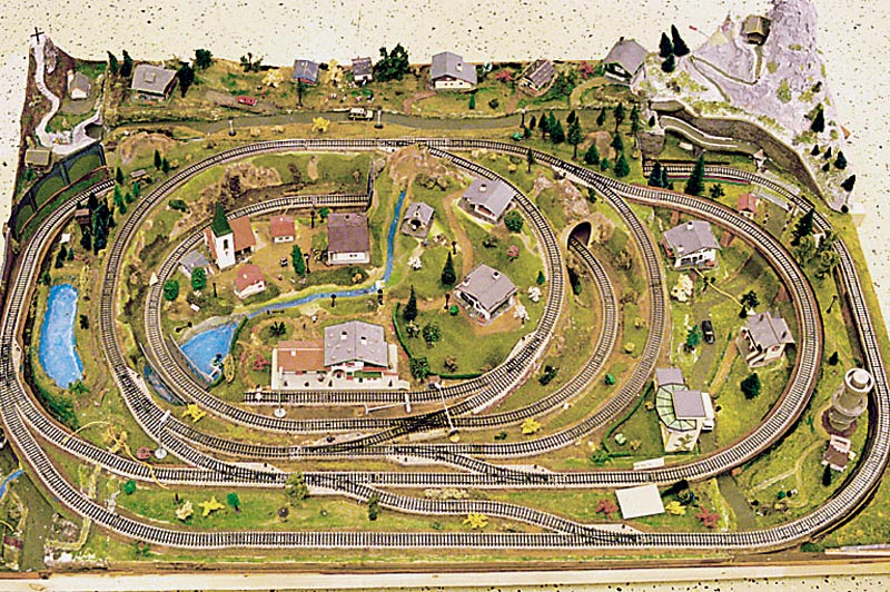 Eisenbahnanlage, MÄrklin, wohl 70er Jahre, Spur HO, Eigenentwurf, schÖne Anlage, auf BÖcken, mit verschiedenem ZubehÖr zum Weiterbasteln, dazu ...