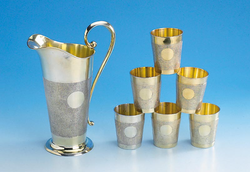 Karaffe und 6 Becher, deutsch, um 1900, 800er Silber teilvergoldet, Monogrammfeld frei, sogn. Schlangenhautverzierung, Vergoldung berieben, ...