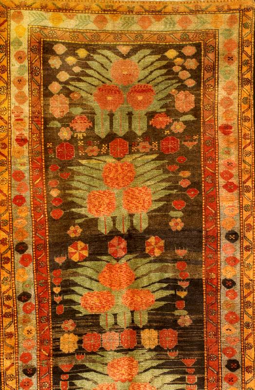 Karabagh Antik, Kaukasus, um 1900, Wolle auf Wolle, ca. 248 x 136 cm, EHZ: 2-3, Im Fond ein sehr aussergewöhnliches Blumen Muster, sel ten bei ...