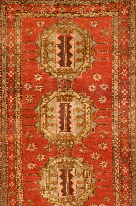 Kazak Antik, Kaukasus, um 1910, Wolle auf Wolle, ca. 210 x 125 cm, Schätzwert: 2900.- EURO, EHZ: 2-3, Altersbedingt gut erhalten. Ei n etwas ...