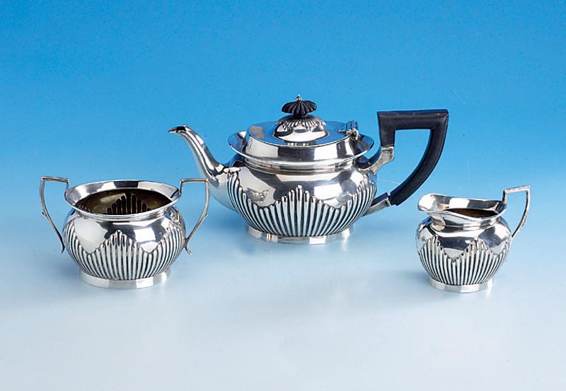 Kanne, Sahnegießer und Zuckerdose, Mappin & Webb, England 1908, 925er Silber, Empire- stil, Griffe Ebenholz, total ca. 685 g, Kannenh. ca. 11 cm