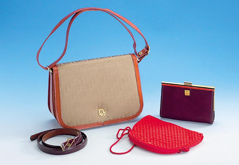 Konvolut DIOR, bestehend aus, Handtasche, beigener Stoff (bedruckt mit goldfarb. Em- blemen) und braunem Leder, Innenfutter: vio- lette Seide, ...