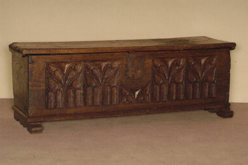 Flachdeckeltruhe, deutsch, um 1860, im gothischen Stil, Eiche massiv, Front in gothischer Fensterform ausgeschnitzt, Schloß und BeschlÄge wohl ...