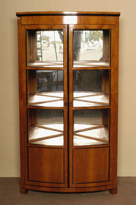 Eckvitrine, im Biedermeierstil, Kirschbaum massiv, nach dem Vorbild von 1820/30, unter Verwendung alter Teile, verglast, z.T. schwarz gelackt, ...