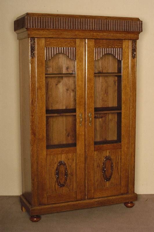 BÜcherschrank, deutsch, um 1900, Korpus Weichholz, Eiche massiv, z.T. Eichefurnier, auf KugelfÜßen, Schublade gerillt, 2-tÜrig, im Oberteil ...