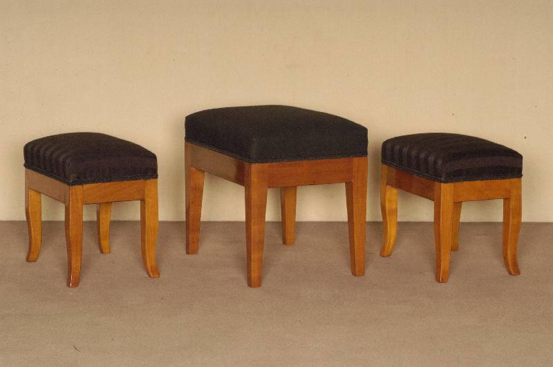 FußbÄnkchen, im Biedermeierstil, Kirschbaum massiv, nach altem Vorbild, sehr praktisch, vielfach verwendbar, sehr stabil, wohnfertig, ca. ...