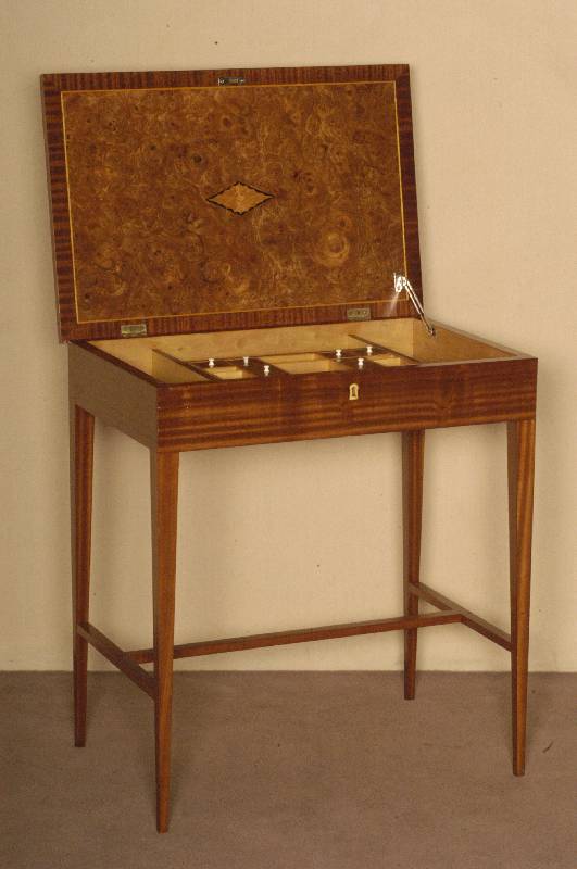 NÄhtisch, deutsch, um 1920, ArtDeco, Gestell Mahagoni massiv, z.T. furniert, konische Beine, Platte mit schÖnem Wurzelfurnier sternfÖrmig ...