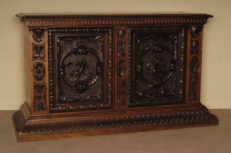 Buffet, deutsch, um 1900/10, Nußbaum massiv, Nußbaumfurnier, im Renaissance- bzw. FrÜhbarockstil, TÜrfÜllungen aus dem Vollholz, Genien mit ...