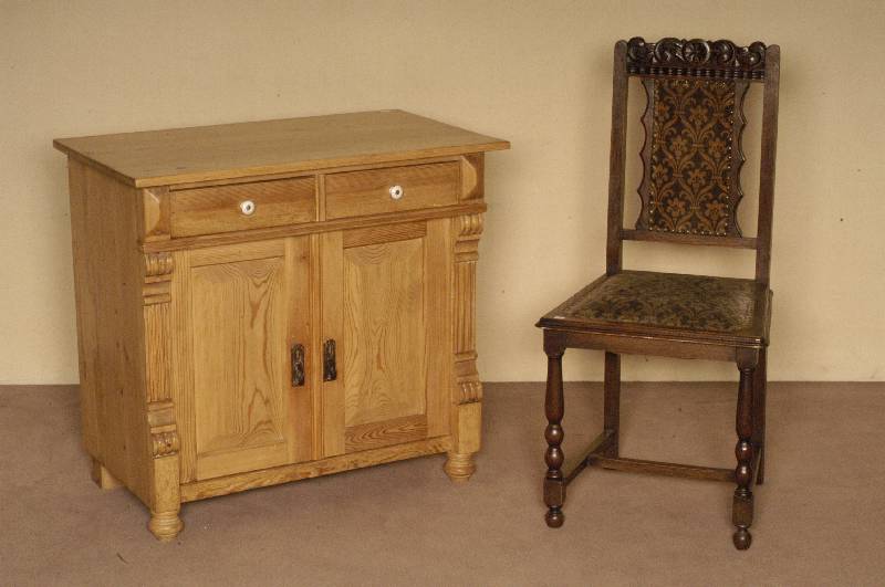 Halbschrank, deutsch, um 1880, GrÜnderzeit, Weichholz massiv, Lisenen gerillt, auslaufend in Veluten, 2 TÜren und 2 Schubladen, MÖbel gelaugt ...