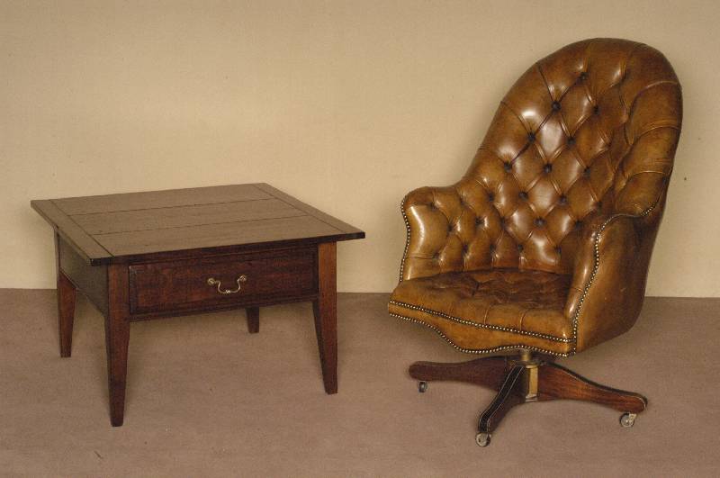 Beistelltisch, im englischen Stil von 1910, Eiche massiv, konische Beine, 1 Schublade, sehr praktisch, vielfach verwendbar, Gebrauchsspuren, ...