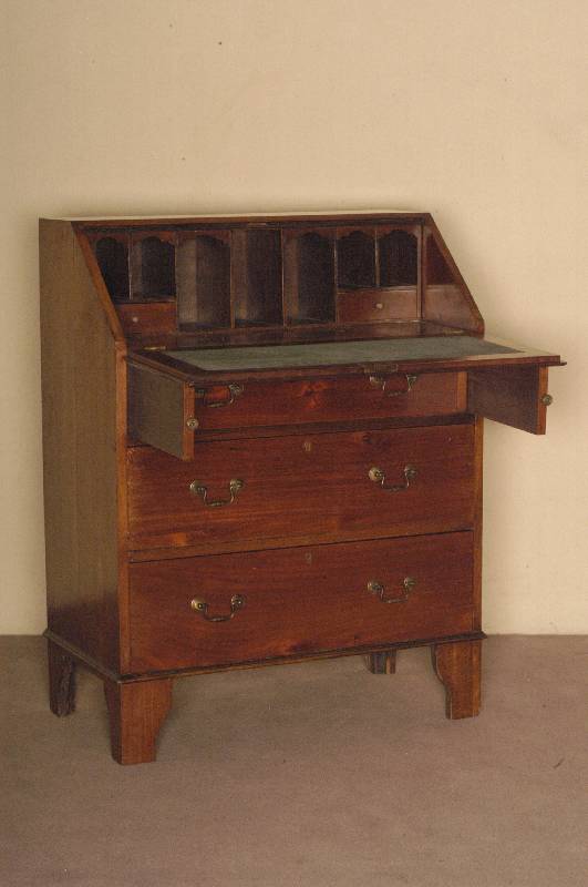 SekretÄr, England, um 1910, Mahaogni massiv, 3 Schubladen, SchrÄgklappe, Innenleben mit 2 Schubladen und vielen FÄchern, Schreibplatte mit Filz ...
