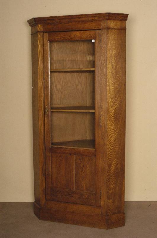 Eckschrank, England, um 1900, Eiche massiv, TÜr auf Rahmen gearbeitet, Leisten einfach getreppt, schÖner harmonischer Aufbau, TÜr verglast, ...