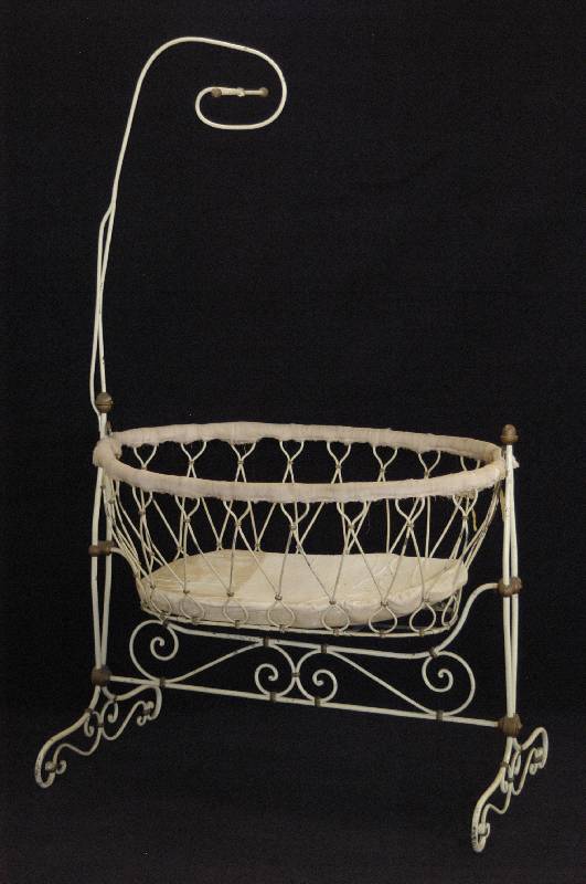 Wiege, deutsch/wohl Berlin, um 1900, schmiedeeisernes Gestell, stÄrkere Alters- und Gebrauchsspuren, sehr dekorativ, ca. 178x111x67 cm