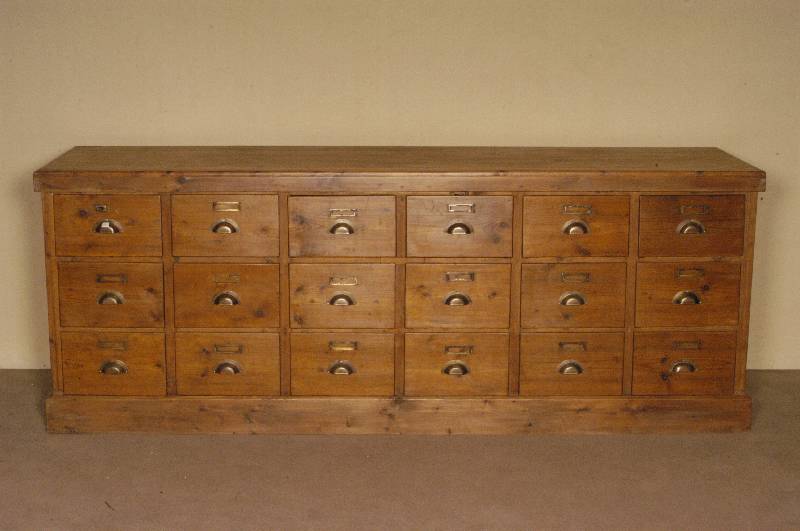 Ladenschrank, deutsch, um 1900, Weichholz massiv, Fußleiste und obere Platte spÄter, 18 Schubladen, Schilde original, BeschlÄge spÄter, MÖbel ...